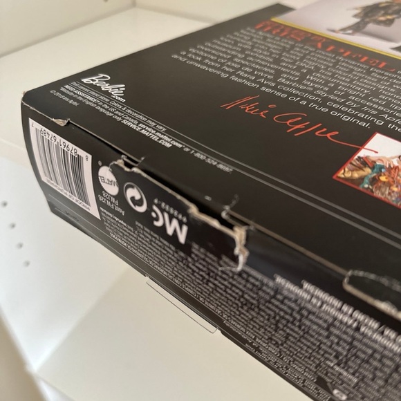 Barbie Signature Styled by Iris Apfel Doll - Blue and Gold - Picture 9 of 10